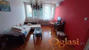 <p>DVOSOBAN STAN BLIZU BULEVARA I ŽELEZNIČKE STANICE