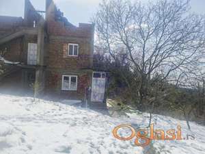 Prelep, prostran plac u Vrdniku!