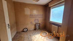 Trosoban stan u izvornom stanju na Bulevaru oslobođenja