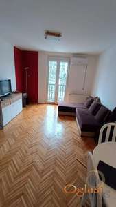 <p>KOMFORNA GARSONJERA U ŠIREM CENTRU KOD KEJA, PODBARA