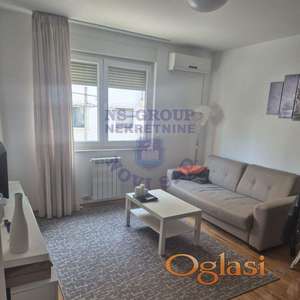 Izdaje se kompletno namešten i vrlo prostran jednoiposoban stan površine 33m2.