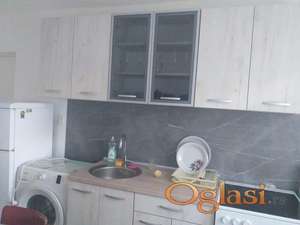 Komforan dvoiposoban stan na staroj Detelinari