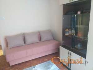 Komforan dvoiposoban stan na staroj Detelinari