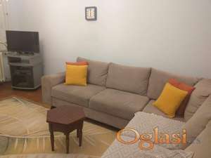 Komforan dvoiposoban stan na staroj Detelinari