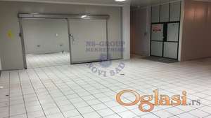 Izdaje se prostran i funkcionalan višenamenski poslovni prostor.