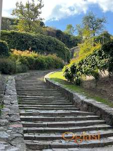 Uknjizen odlican kompletno renoviran stan pored Tvrdjave