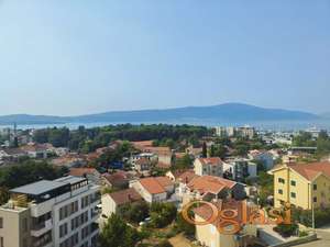 Ekskluzivni penthouse s privatnom krovnom terasom u Tivtu