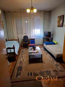 IZDAJEM DVOKREVETNU SOBU, 25 KVADRATA, CENTAR - STARI GRAD