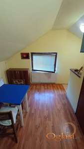 <div>IZDAJE SE DVORIŠNA GARSONJERA SA LEPIM DVORIŠTEM, PODBARA