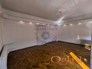 Izdaje se salonski jednoiposobni stan na top lokaciji u Centru Novog Sada.