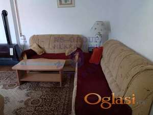 Izdaje se prostran i lepo namešten trosoban stan u kući u Futogu, površine 89 m².