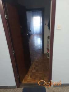 Izdajem namesten stan u centru Zemun Polja