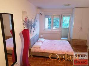 Garsonjera u centru Novog Sada, 27 m², 2. sprat