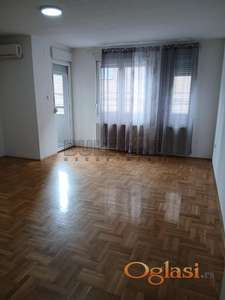 Izdaje se trosoban nenamešten stan na Margeru kod pošte, 64m2, grejanje na struju