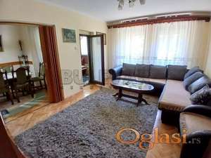 Izdaje se namešten trosoban stan kod parka Svetog Save, na Vizantijskom bulevaru, 65m2, cg