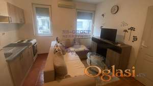 Izdaje se namešten jednoiposoban stan na Bulevaru Evrope, u odličnoj zgradi i mirnom okruženju.