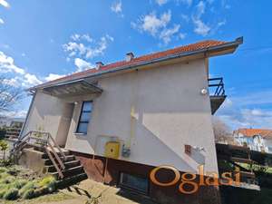 Spratna Porodična Kuća Sa Prostranim Dvorištem – 205 m² Na Placu 7.5 Ari