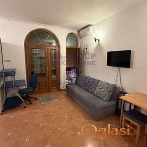 Izdaje se garsonjera od 28 m² u samom centru grada.