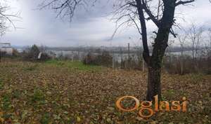Atraktivan plac sa panoramskim pogledom na grad, Ribnjak