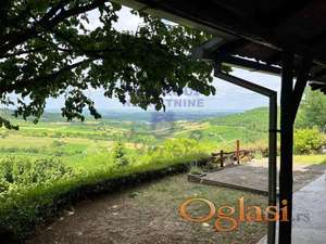 Vikend kuća na velikom placu sa pogledom na Dunav i Bačku