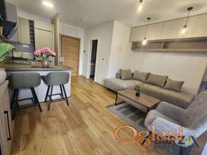 NOV, KOMPLETNO NAMEŠTEN SA PARKING MESTOM