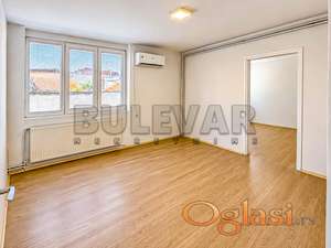Izdaje se odličan poslovni prostor u centru,68m2