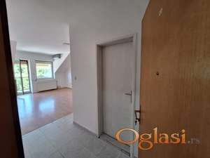 Polunamešten, renoviran, jednoiposoban stan, nadomak Bulevara Patrijarha Pavla, 250e