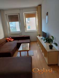 Nameštena garsonjera na extra lokaciji u Erker zgradi